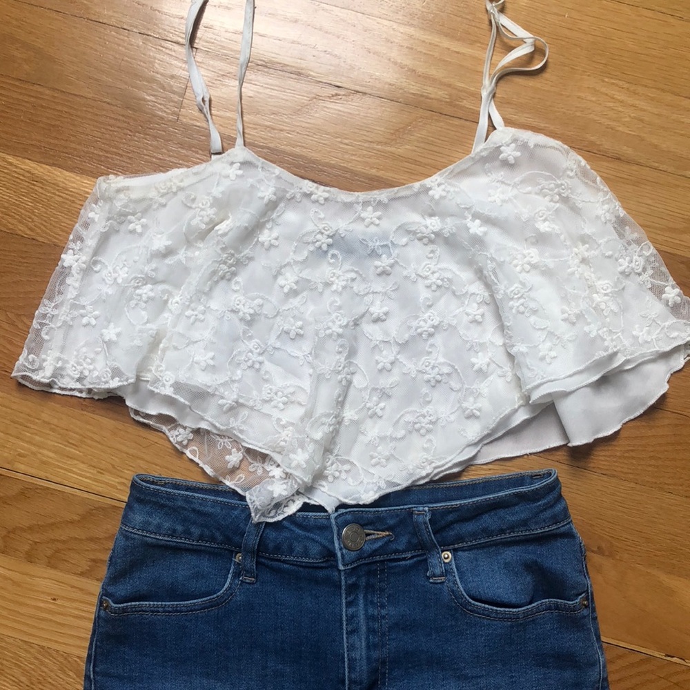 Adorable white lace flower crop top - Size 4